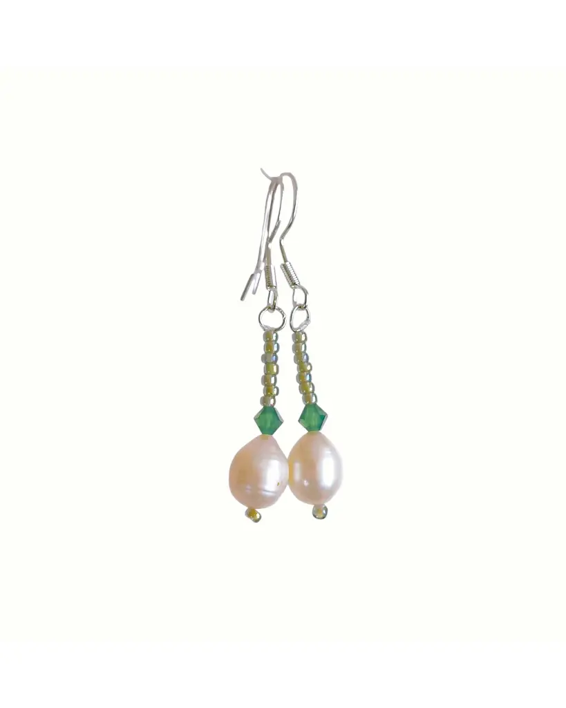 Small pearl earring with swarovski