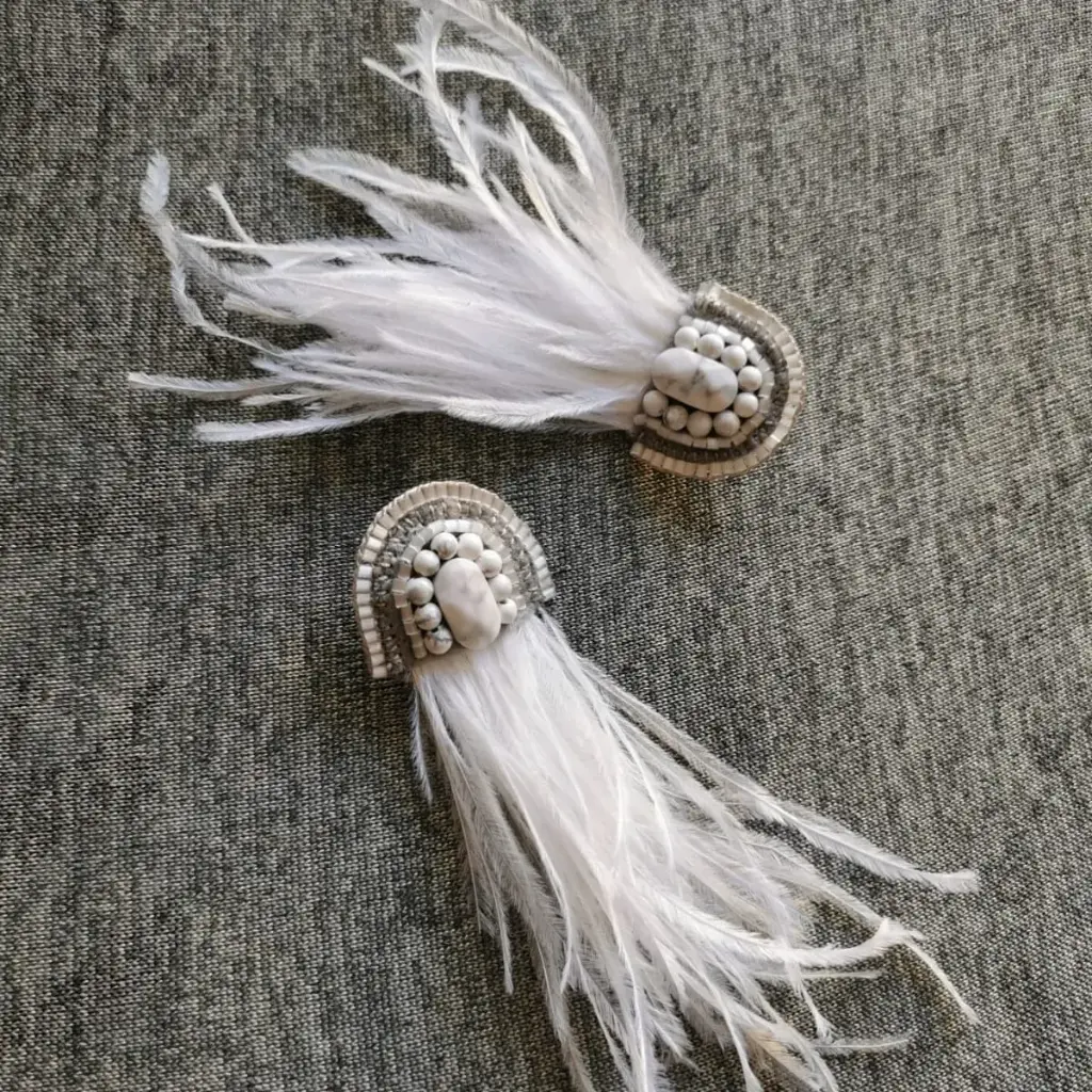Luxurious Ostrich feathers with howlite stones